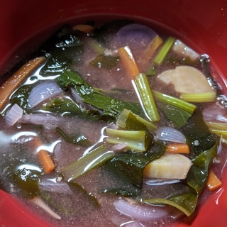 紫芋と小松菜と人参の味噌汁